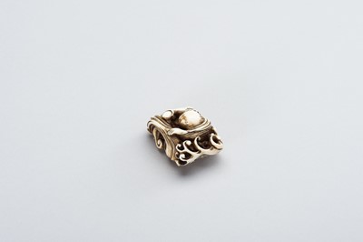 Lot 350 - AN IVORY NETSUKE OF A PEARL DIVER