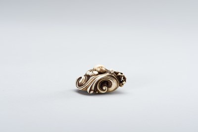 Lot 350 - AN IVORY NETSUKE OF A PEARL DIVER