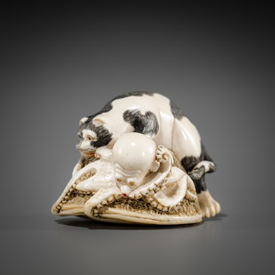 Lot 471 - AN IVORY NETSUKE OF A CAT AND OCTOPUS