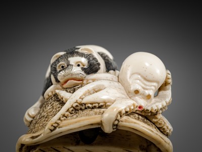 Lot 471 - AN IVORY NETSUKE OF A CAT AND OCTOPUS