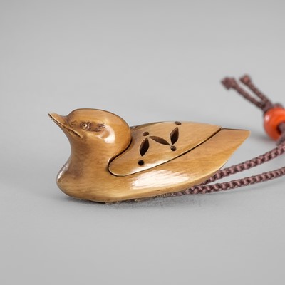 Lot 1821 - KANSHI: A MINIATURE IVORY NETSUKE OF A STYLIZED SEAGULL