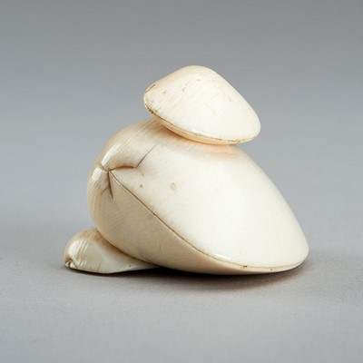 Lot 1637 - AN IVORY NETSUKE OF THREE CLAMS