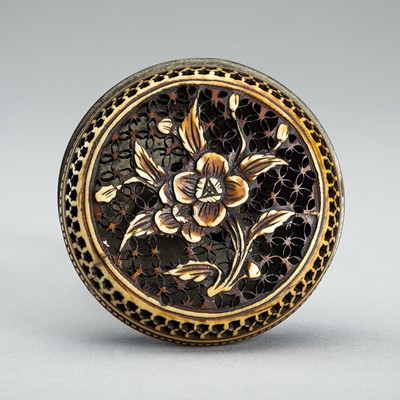 Lot 1715 - AN IVORY AND METAL MANJU NETSUKE