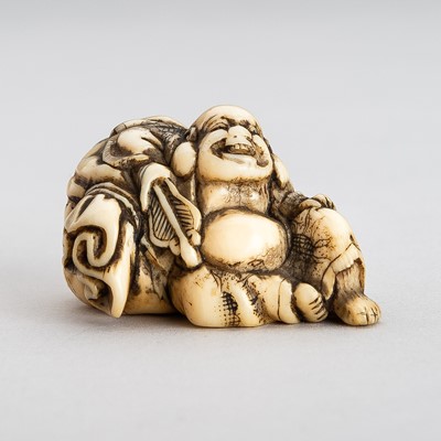 Lot 1490 - AN IVORY NETSUKE OF HOTEI WITH HIS TREASURE BAG