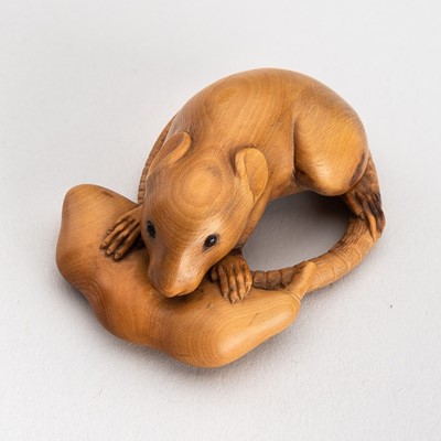 Lot 1822 - A WOOD NETSUKE OF A RAT WITH EDAMAME BEAN POD