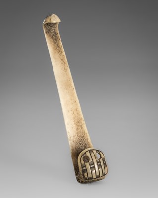 Lot 1707 - A RARE ANTLER OBI-HASAMI NETSUKE WITH A WOVEN DESIGN