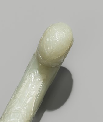 Lot 216 - A MUGHAL JADE-HILTED DAGGER AND SCABBARD, 17TH-18TH CENTURY