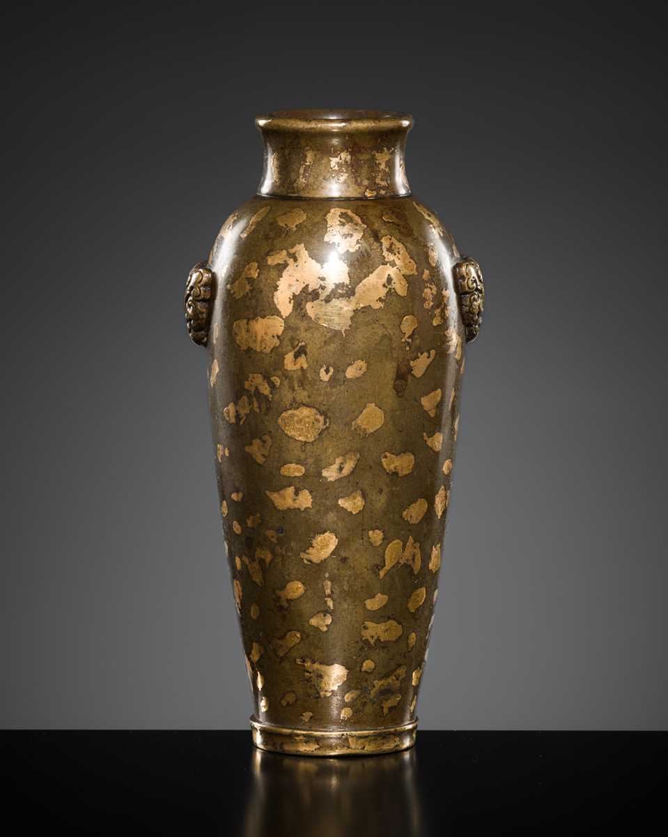 Splashed Bronzes Lot 81 - A FINE GOLD-SPLASHED BRONZE INCENSE-TOOL VASE,