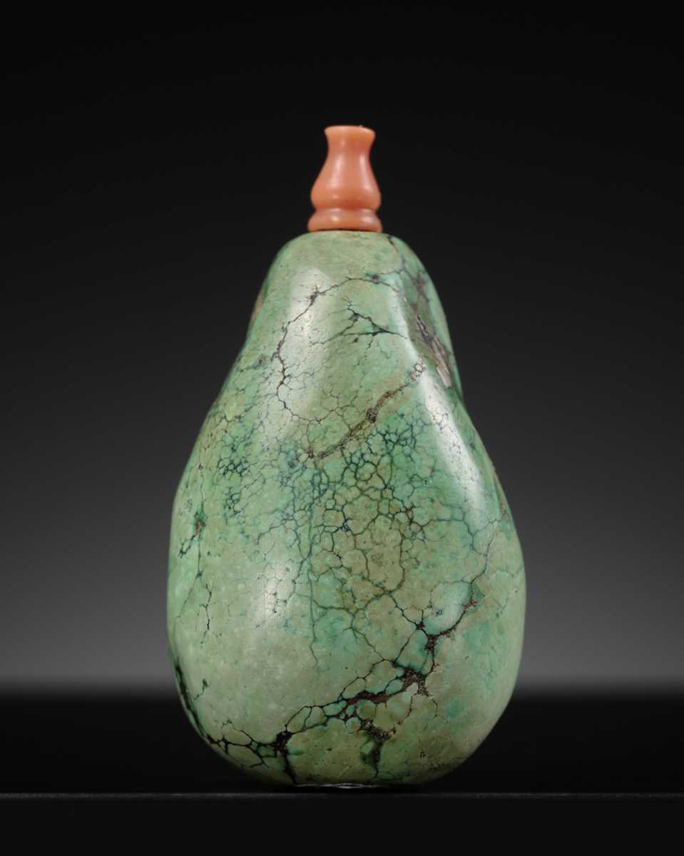Lot 451 - A TURQUOISE MATRIX PEBBLE SNUFF BOTTLE, 1730-1880
