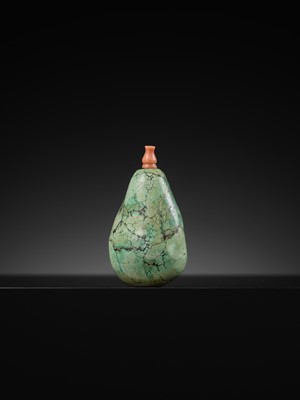 Lot 451 - A TURQUOISE MATRIX PEBBLE SNUFF BOTTLE, 1730-1880