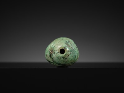Lot 451 - A TURQUOISE MATRIX PEBBLE SNUFF BOTTLE, 1730-1880