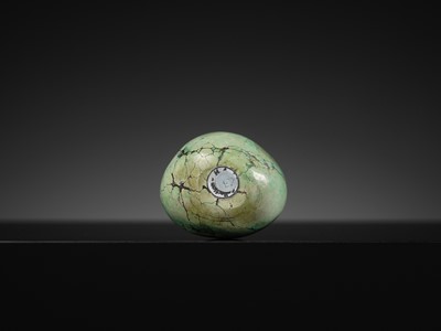 Lot 451 - A TURQUOISE MATRIX PEBBLE SNUFF BOTTLE, 1730-1880