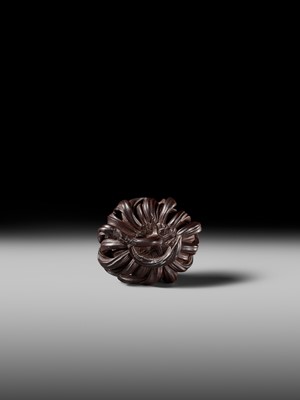 Lot 289 - TSUKAMOTO KYOKUSAI: A SUPERB SO SCHOOL WOOD NETSUKE OF A FLOWERING CHRYSANTHEMUM