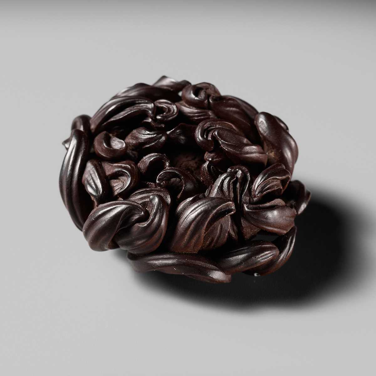 Lot 289 - TSUKAMOTO KYOKUSAI: A SUPERB SO SCHOOL WOOD NETSUKE OF A FLOWERING CHRYSANTHEMUM