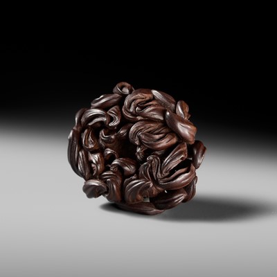 Lot 289 - TSUKAMOTO KYOKUSAI: A SUPERB SO SCHOOL WOOD NETSUKE OF A FLOWERING CHRYSANTHEMUM