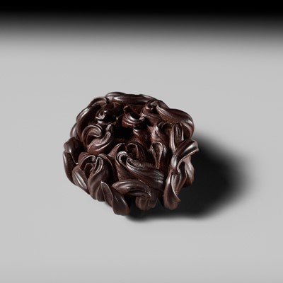 Lot 289 - TSUKAMOTO KYOKUSAI: A SUPERB SO SCHOOL WOOD NETSUKE OF A FLOWERING CHRYSANTHEMUM