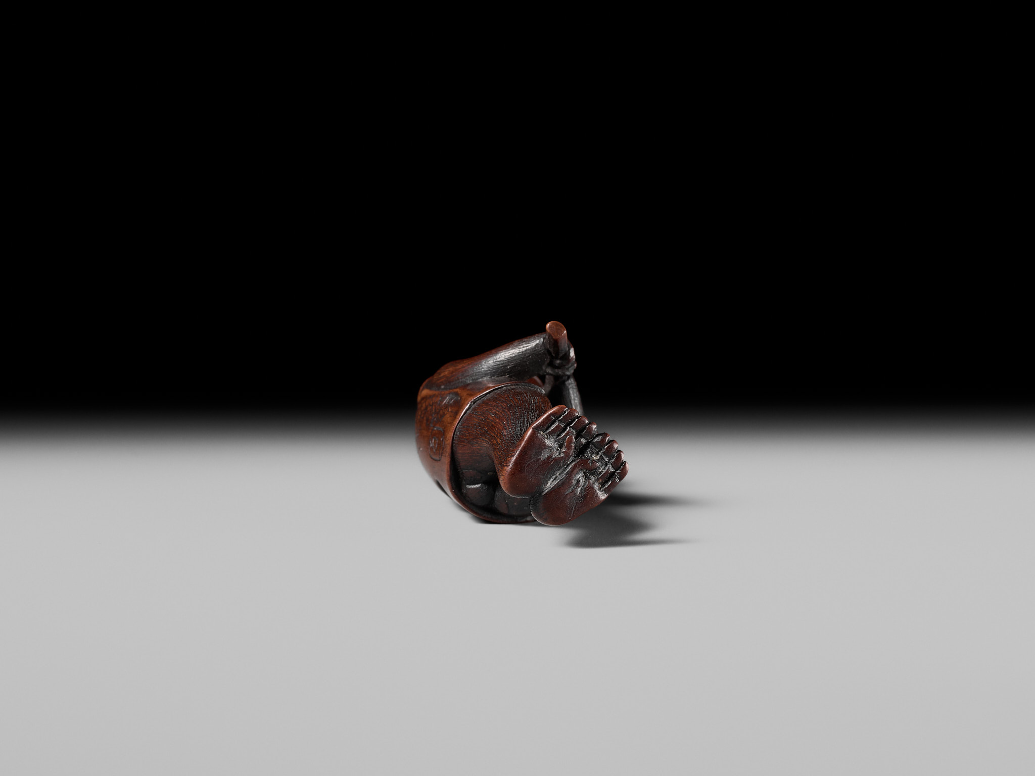 【超貴重】1997 CANOE RACES 木製優勝パドル Lot 211 - KANO TOMOKAZU: A FINE WOOD NETSUKE OF A