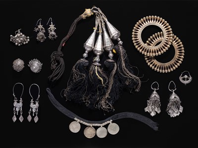 Lot 209 - A GROUP OF SILVER JEWELRY, 20TH CENTURY AND EARLIER