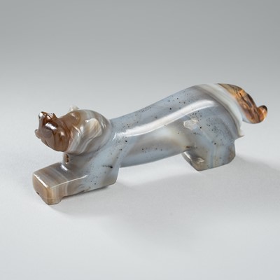 Lot 1338 - A PYU BANDED AGATE ‘TIGER AND CUB’ TALISMAN, 200-100 CE