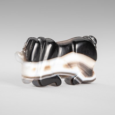 Lot 1342 - A PYU BANDED AGATE TALISMAN OF A HORNED ANIMAL, 200-100 AD