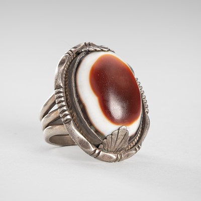 Lot 1293 - A SILVER AND AGATE RING