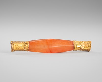 Lot 1339 - A PYU AGATE BEAD WITH GOLD MOUNTINGS, 200-1000 AD