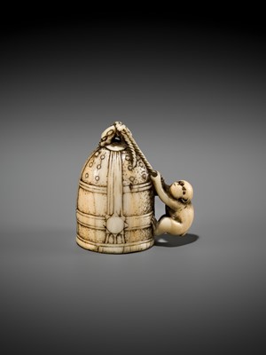 Lot 124 - A FINE KYOTO SCHOOL IVORY NETSUKE OF A MONKEY SCALING A TEMPLE BELL (BONSHO)