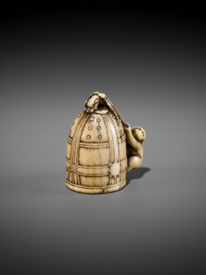 Lot 124 - A FINE KYOTO SCHOOL IVORY NETSUKE OF A MONKEY SCALING A TEMPLE BELL (BONSHO)