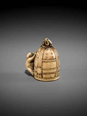 Lot 124 - A FINE KYOTO SCHOOL IVORY NETSUKE OF A MONKEY SCALING A TEMPLE BELL (BONSHO)