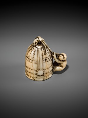 Lot 124 - A FINE KYOTO SCHOOL IVORY NETSUKE OF A MONKEY SCALING A TEMPLE BELL (BONSHO)