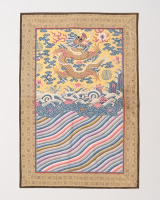 Lot 823 - A WOVEN SILK AND GOLD THREAD ‘DRAGON’ PANEL, LATE QING DYNASTY