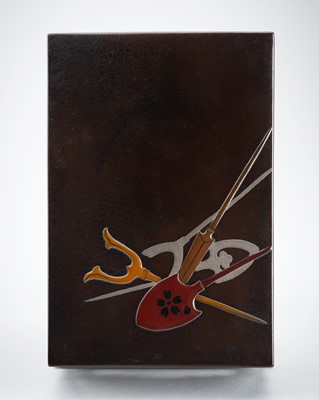 Lot 155 - A LACQUER BOX AND COVER DEPICTING WEAPONS