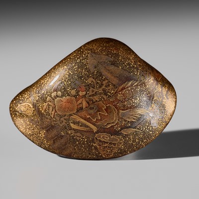 Lot 348 - OZAN: A LARGE LACQUER NETSUKE OF CLAM