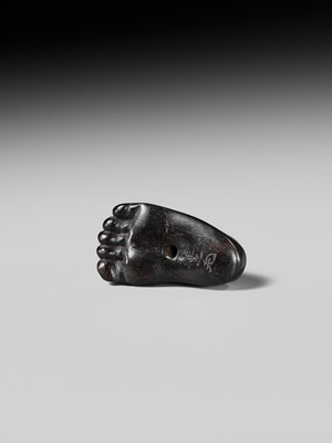 Lot 417 - HOSHUNSAI MASAYUKI: A RARE EBONY WOOD NETSUKE OF A CARVER CHISELING A GIANT FOOT