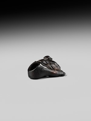 Lot 417 - HOSHUNSAI MASAYUKI: A RARE EBONY WOOD NETSUKE OF A CARVER CHISELING A GIANT FOOT