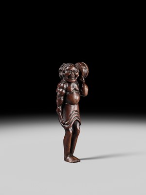 A WOOD NETSUKE OF ASHINAGA WITH A DRUM, ATTRIBUTED TO MINKO