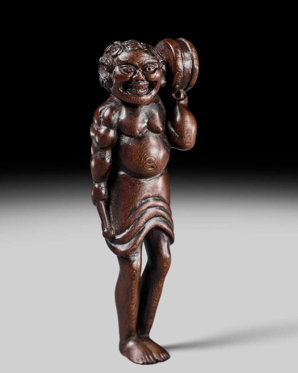 A WOOD NETSUKE OF ASHINAGA WITH A DRUM, ATTRIBUTED TO MINKO