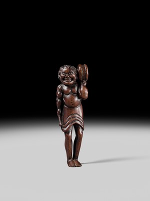 A WOOD NETSUKE OF ASHINAGA WITH A DRUM, ATTRIBUTED TO MINKO