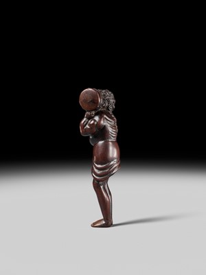 A WOOD NETSUKE OF ASHINAGA WITH A DRUM, ATTRIBUTED TO MINKO