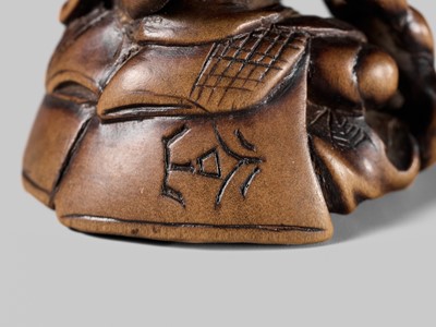 Lot 440 - KOKUZAN: A RARE WOOD NETSUKE DEPICTING A WARRIOR STRUGGLING WITH A YOKAI