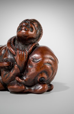 Lot 434 - A FINE EDO SCHOOL WOOD NETSUKE OF ARIOMARU STRUGGLING WITH AN OCTOPUS