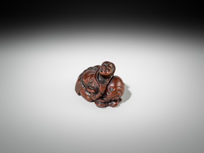 Lot 434 - A FINE EDO SCHOOL WOOD NETSUKE OF ARIOMARU STRUGGLING WITH AN OCTOPUS
