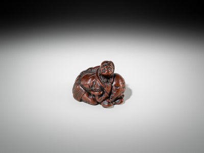 Lot 434 - A FINE EDO SCHOOL WOOD NETSUKE OF ARIOMARU STRUGGLING WITH AN OCTOPUS