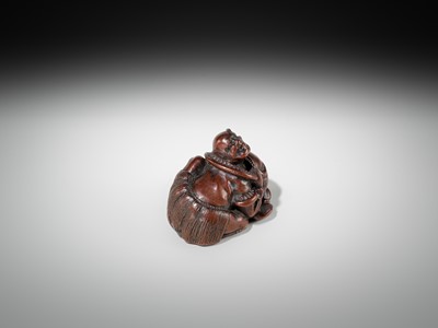 Lot 434 - A FINE EDO SCHOOL WOOD NETSUKE OF ARIOMARU STRUGGLING WITH AN OCTOPUS