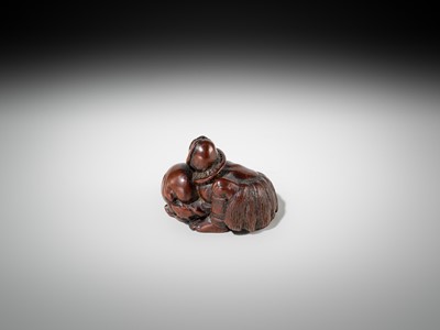 Lot 434 - A FINE EDO SCHOOL WOOD NETSUKE OF ARIOMARU STRUGGLING WITH AN OCTOPUS