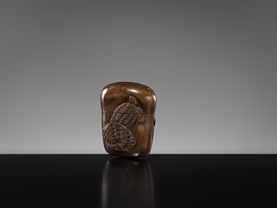 Lot 59 - A FINE WOOD TONKOTSU WITH FIVE TURTLES