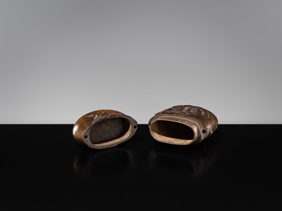 Lot 59 - A FINE WOOD TONKOTSU WITH FIVE TURTLES