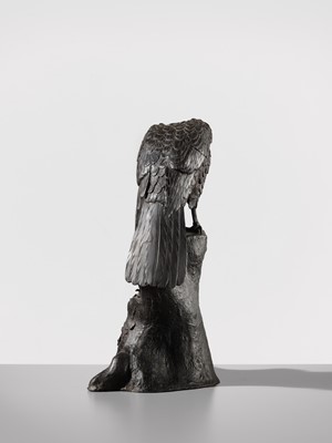 Lot 19 - A LARGE AND FINE BRONZE OKIMONO OF A HAWK ON A TREE TRUNK