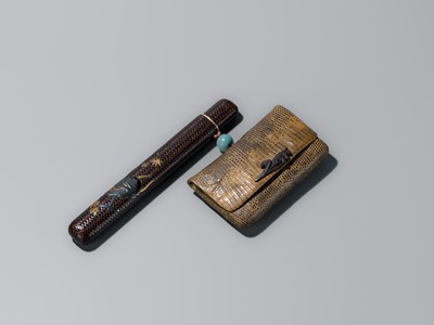ISSHAKUSAI: A LACQUERED WOVEN RATTAN KISERUZUTSU (PIPE CASE) AND TABAKO-IRE (POUCH)