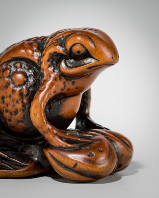 Lot 337 - A FINE WOOD NETSUKE OF A FAT TOAD ON A FURLED LEAF